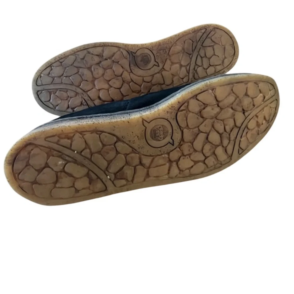 BORN BRAND SIZE 9. Leather upper.